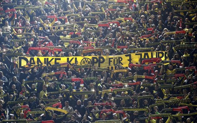 Děkujeme za těch sedm let... Fanoušci Borussie Dortmund uvítali svého někdejšího kouče Jürgena Kloppa.