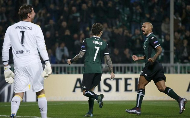 Pavel Mamajev (uprostřed) a jeho spoluhráč Ari (vpravo) slaví vítězný gól Krasnodaru nad Dortmundem.