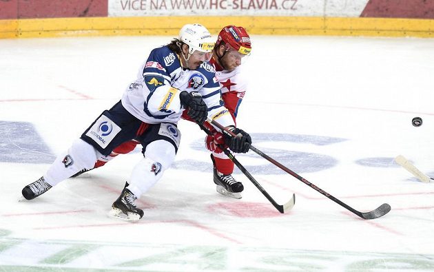 Plzeňský útočník Ryan Hollweg (vlevo) a David Štich ze Slavie během utkání Tipsport extraligy v pražské O2 Areně.