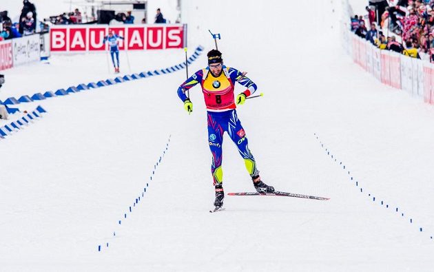Francouzský biatlonista Martin Fourcade jede do cíle sprintu na mistrovství světa v norském Oslu.