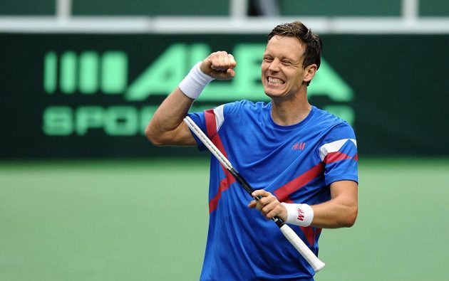 Tenista Tomáš Berdych oslavuje vítězství po utkání 1. kola Davis Cupu s nizozemským Igorem Sijslingem.
