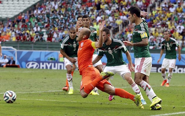 Arjen Robben padá v pokutovém území Mexičanů po zákroku Márqueze. Z nařízeného pokutového kopu následně poslal Huntelaar Nizozemce do čtvrtfinále fotbalového mistrovství světa.