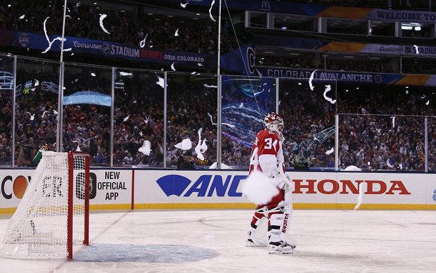 Gólman Detroitu Petr Mrázek (34) během zápasu Winter Classic proti Coloradu v Denveru.