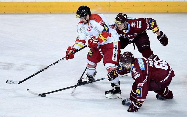 Olomoucký útočník Rostislav Marosz (vlevo), Tomáš Rolinek a Jan Buchtele ze Sparty.