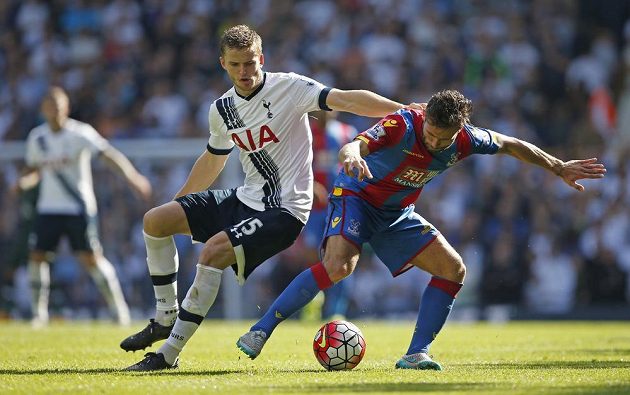 Fotbalista Tottenhamu Eric Dier (vlevo) v souboji s Yohanem Cabayem z Crystal Palace v 6. kole Premier League.