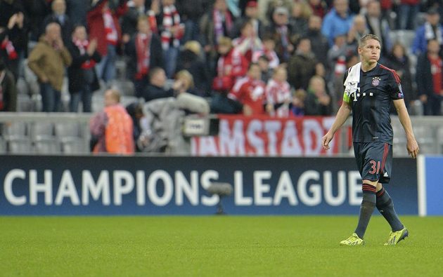 Opora Bayernu Mnichov Bastian Schweinsteiger opouští hrací plochu Allianz Areny po výhře 5:0 nad Plzní.