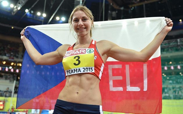 Eliška Klučinová oslavuje bronz v pětiboji během halového mistrovství v atletice v Praze.