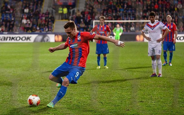Útočník Plzně Stanislav Tecl kope penaltu kterou neproměnil během odvetného utkání osmifinále Evropské ligy proti Lyonu.