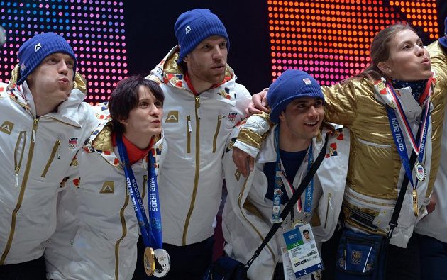 Rychlobruslařka Martina Sáblíková (druhá zleva) a Eva Samková (vpravo) zdraví fanoušky v Olympijském parku na Letné po návratu ze Soči dne 23. února 2014.