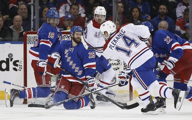 Montrealská ofenziva selhala. Dominic Moore (28) a Marc Staal (18) z Rangers blokují střelu Tomáše Plekance (14).