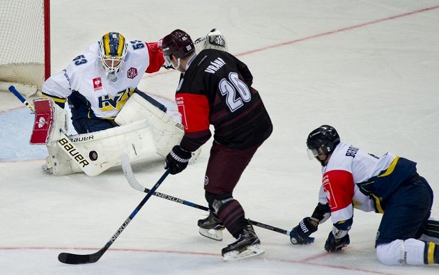 Zleva brankář Jönköpingu Fredrik Pettersson-Wentzel, útočník Sparty Petr Vrána a obránce Jönköpingu Kristofer Berglund.