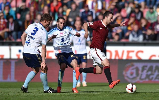 Sparťanský záložník Josef Hušbauer (vpravo) uniká olomouckým obráncům Pavlu Dreksovi (vlevo) a Tomáši Zahradníčkovi v utkání 28. kola Gambrinus ligy.