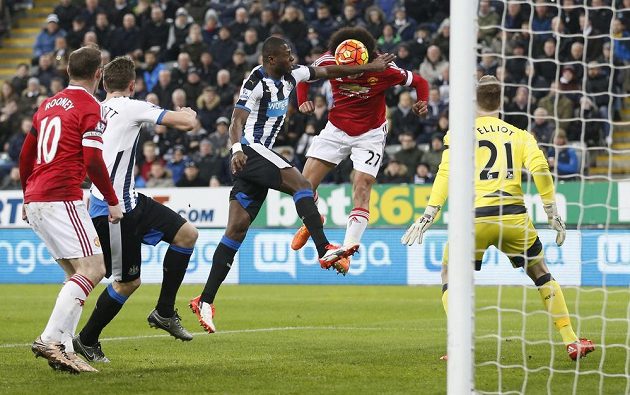 Chancel Mbemba z Newcastlu zahrál ve výskoku v pokutovém území rukou - penalta!