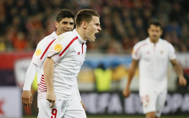Útočník Sevilly Kevin Gameiro (č. 9) slaví vyrovnávací gól proti Šachtaru Doněck.
