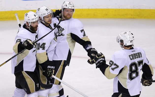 Chris Kunitz (druhý zleva) oslavuje se spoluhráči z Pittsburghu svůj gól proti Bostonu.