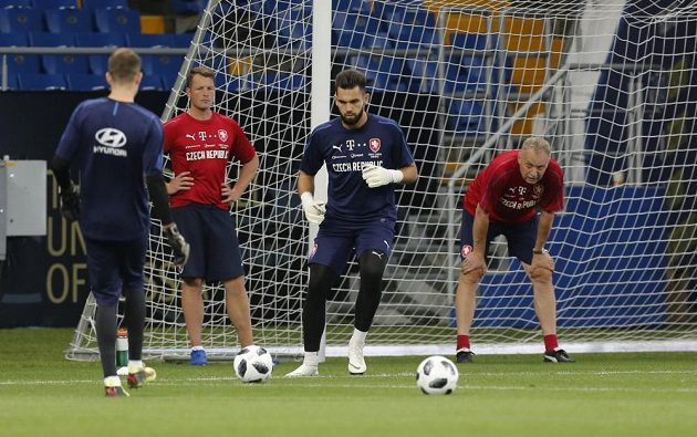 Tomáš Koubek se spoluhráči na tréninku