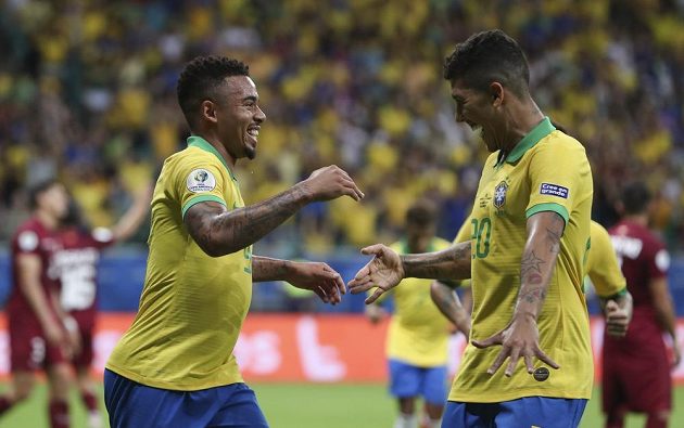 Gabriel Jesus aRoberto Firmino se radují z gólu, který byl však později odvolán