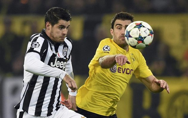 Sokratis Papastathopulos (vpravo) z Borussie bojuje o míč s Álvarem Moratou z Juventusu.