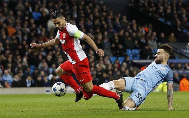 Útočník Monaka Radamel Falcao padá po zákroku Nicolase Otamendiho z Manchesteru City. Penalta!