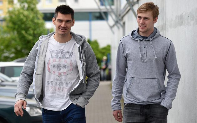 Hokejisté Jan Kolář (vlevo) a Jiří Sekáč přichází na sraz hokejové reprezentace před nadcházejícím MS.