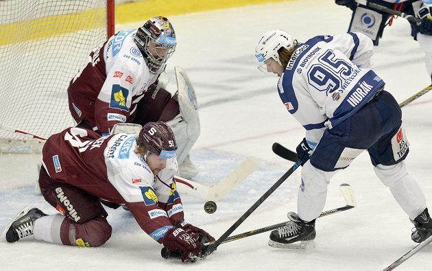 Plzeňský útočník Miroslav Indrák (vpravo) se snaží dorazit puk za záda sparťanského brankáře Tomáše Pöpperleho. Vpředu je obránce Pražanů Jan Švrček.