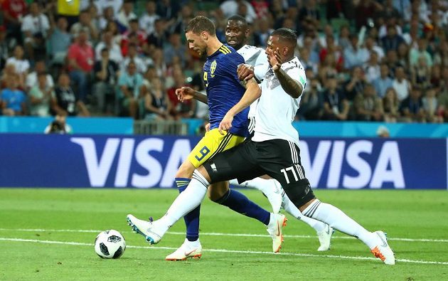 Zákrok německého obránce Jeromeho Boatenga v pokutovém území na unikajícího Marcuse Berga. Penaltu ale polský sudí nenařídil.