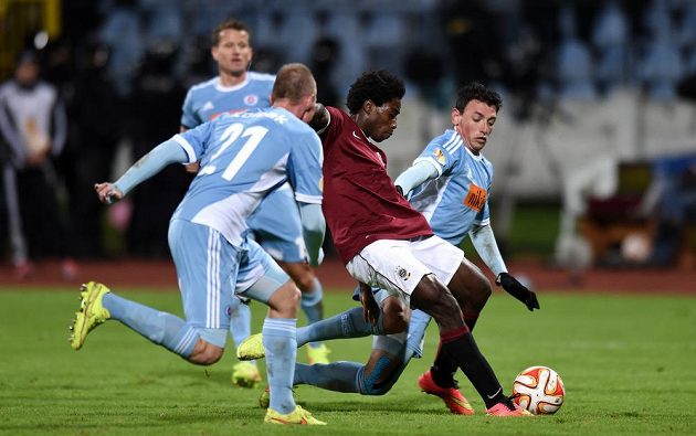 Tiémoko Konaté střílí druhý sparťanský gól na stadiónu Pasienky v Bratislavě.