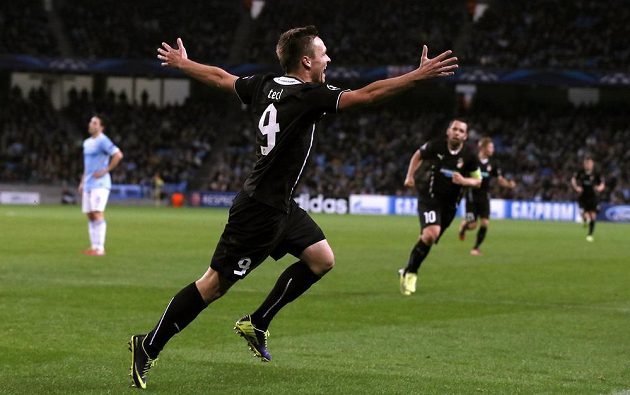 Plzeňský útočník Stanislav Tecl (vpředu) se raduje z gólu proti Manchesteru City.