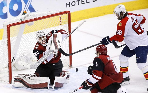 Český forvard Jaromír Jágr (68) z Floridy se snaží překonat brankáře Arizony Louise Domingueho (35) v zápase NHL.