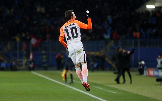 Fotbalista Šachtaru Doněck Bernard se raduje z gólu proti Manchesteru City.