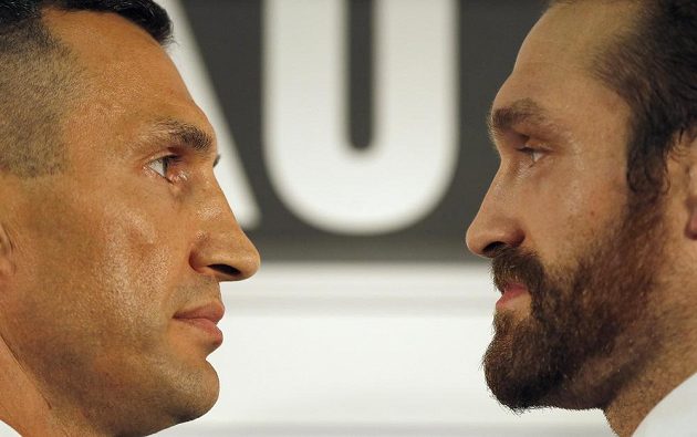 Vladimir Kličko a Tyson Fury (vpravo) se utkají 24. října v Düsseldorfu na fotbalovém stadiónu.