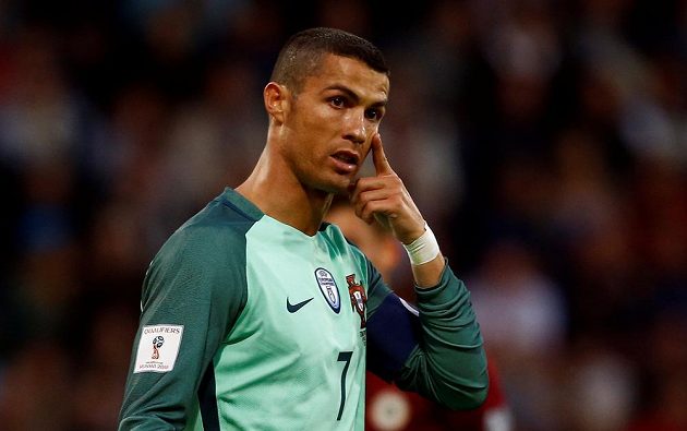 Portugalec Cristiano Ronaldo nebyl v první půli spokojený s tím, jak si jeho tým vede v Lotyšsku v utkání kvalifikace o postup na MS 2018. Nakonec ale už před přestávkou portugalský tým skóroval a CR7 už se mohl zase smát.