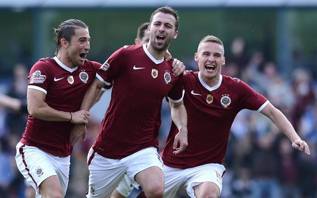 Fotbalisté Sparty (zleva) Lukáš Vácha, Josef Hušbauer a Pavel Kadeřábek oslavují druhý gól během derby se Slavií.