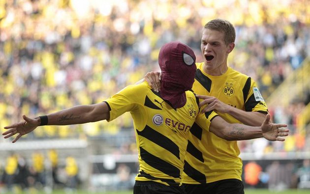 Střelec gólu Pierre-Emerick Aubameyang s maskou Spidermana se raduje společně se spoluhráčem z Borussie Dortmund Matthiasem Ginterem z gólu do sítě Bayernu.