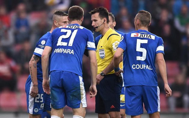 Fotbalisté Liberce marně protestují u rozhodčího Radka Příhody proti nařízené penaltě během utkání se Spartou.