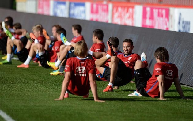 Hráči české reprezentace (druhý zprava Tomáš Sivok) během předzápasového tréninku před utkáním kvalifikace MS s Armenií na stadiónu Eden v Praze.