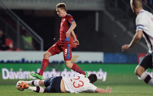 Český záložník Bořek Dočkal (nahoře) a Vegard Forren z Norska během přátelského utkání v Praze.