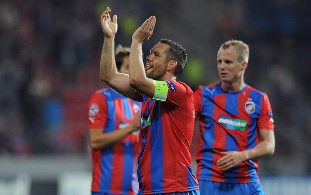 Kapitán Viktorie Pavel Horváth (uprostřed) děkuje fanouškům za podporu po skončení úvodního duelu play off Ligy mistrů s Mariborem. Vpravo plzeňský obránce David Limberský.