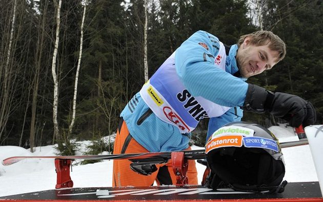 Skifař Ondřej Synek si v Harrachově pečlivě připravuje nádobíčko pro exhibiční závod v obřím slalomu.