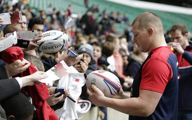 Autogramy ragbyových hvězd jdou v Anglii na dračku. Dylan Hartley je rozdává po tréninku v Twickenhamu.