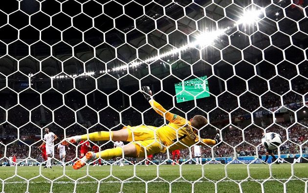 Ránu tuniského exekutora z penalty anglický brankář Jordan Pickford mimo tři tyče nevytěsnil.