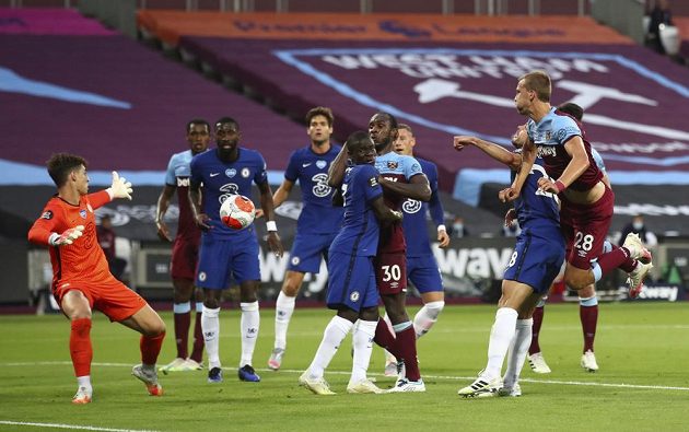 Gól! Tomáš Souček střílí hlavou gól do sítě Chelsea v londýnském derby. West Ham vyhrál důležitý zápas 3:2.