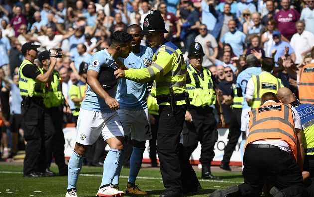 Hráče Manchesteru City musela po vítězném gólu proti Bournemouthu krotit police. Plný vášní byl zejména Sergio Agüero.