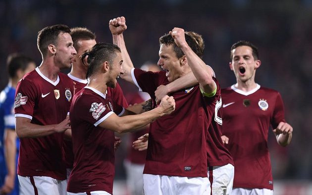 Fotbalisté Sparty Praha Lukáš Vácha a David Lafata oslavují čtvrtý gól v utkání proti Liberci.