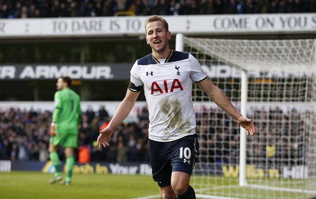 Harry Kane z Tottenhamu se raduje ze čtvrté vstřelené branky proti West Bromwichi.