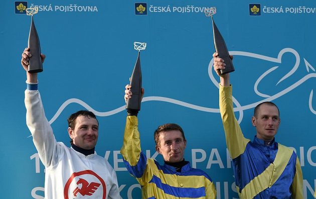 Vítěz 124. Velké pardubické Jan Faltejsek (vlevo), druhý Josef Sovka a třetí Jaroslav Myška.