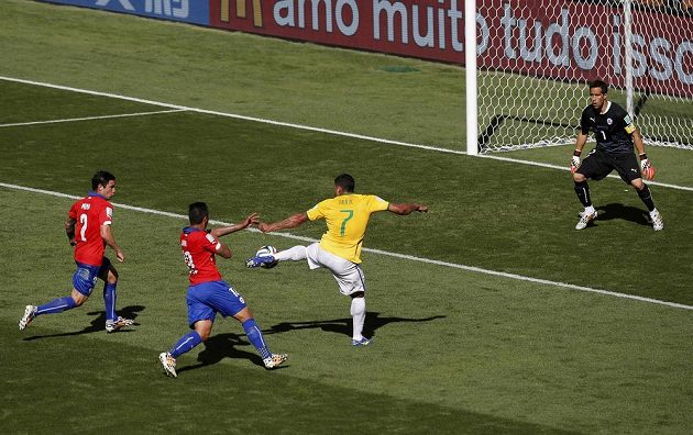 Brazilec Hulk střílí gól proti Chile, který ale kvůli hraní rukou nebyl uznán.