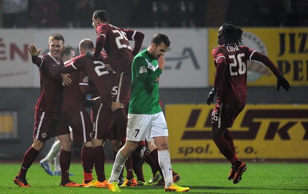 Hráči Sparty Praha oslavují vítězný gól na 3:2 během utkání 16. kola Gambrinus ligy v Jablonci nad Nisou.