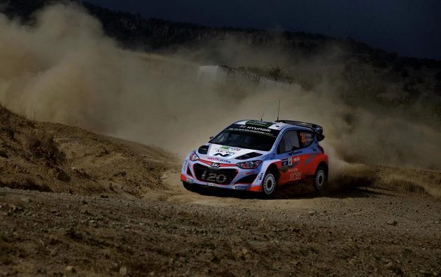 Hayden Paddon z Nového Zélandu na trati Mexické rallye se strojem Hyundai i20 WRC.