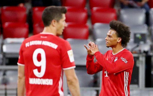 Mistrovský Bayern Mnichov vstoupil do nové sezony německé fotbalové ligy demolicí Schalke, které před prázdnými tribunami svého stadionu porazil 8:0. Jednu z branek slaví Leroy Sané.